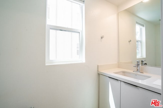 Building Photo - 5257 Bainbridge Pl