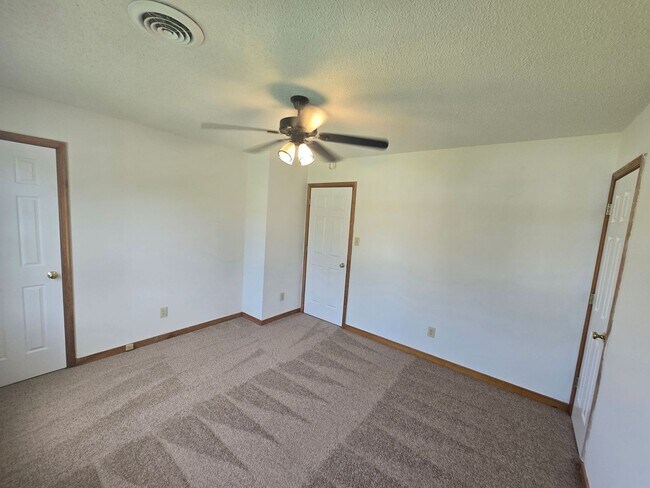 Building Photo - 4 bedroom in Prince George!!