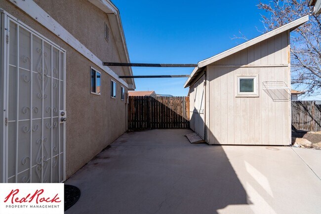 Building Photo - Spacious 3 Bedroom Single-Level Home in Bl...