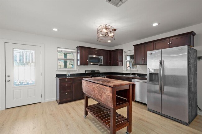 Building Photo - 3203 S Oak Dr