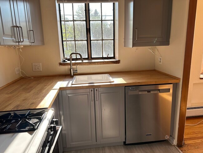 Building Photo - 2233 Kearney St