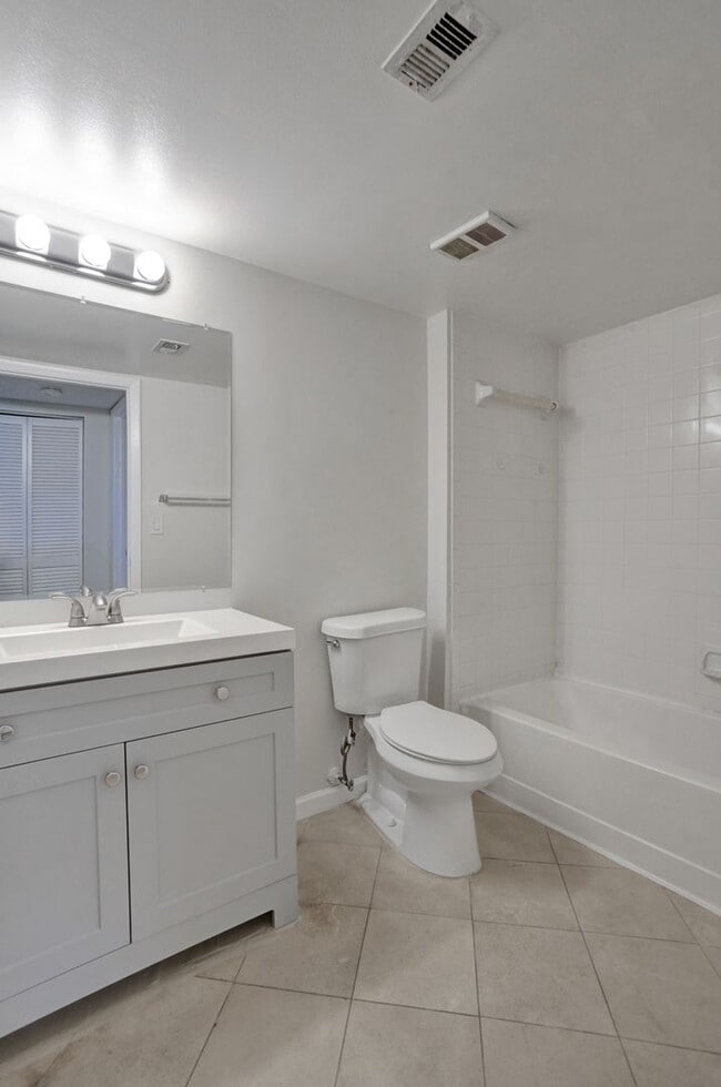 Building Photo - SPACIOUS 2 BED/2 BATH WITH BALCONY IN RESORT-STYLE COMMUNITY!