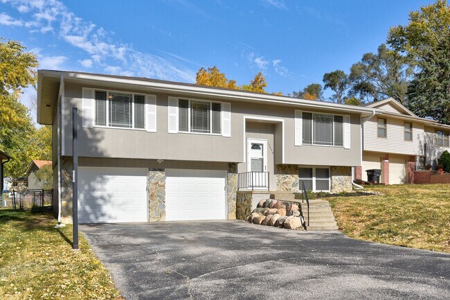 Building Photo - Large home in quiet neighborhood