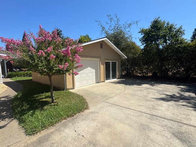 Building Photo - 2720 Larry Ln