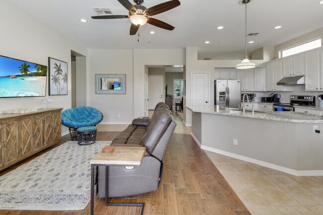 Building Photo - 10601 E Meadowhill Dr