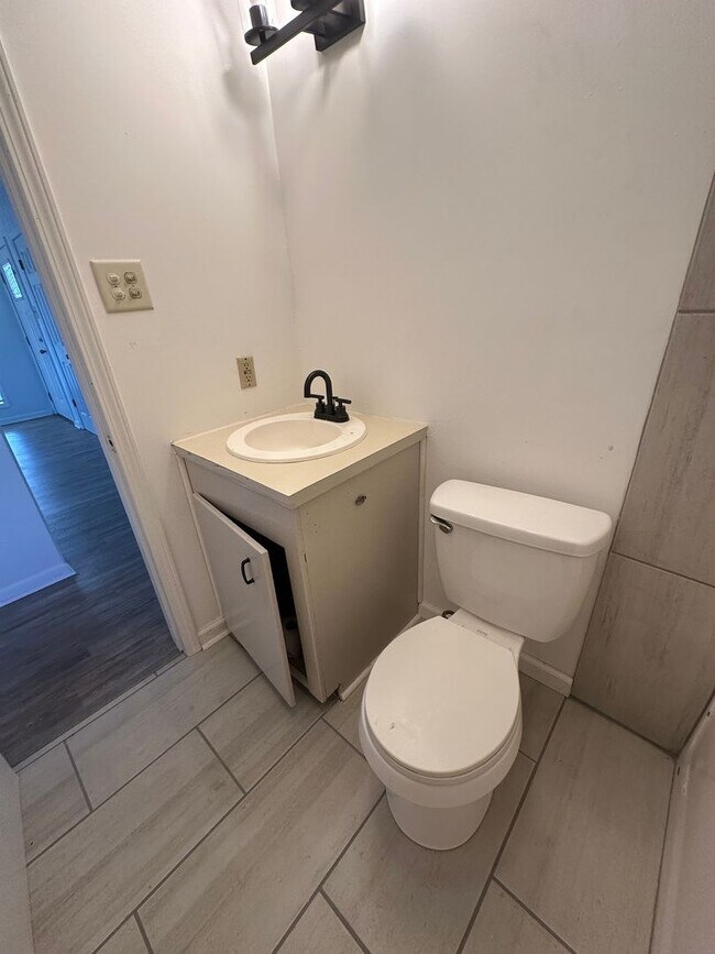 Building Photo - Updated 3 Bedroom 1.5 Bath Home in Gray