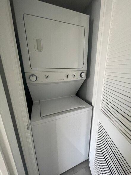 Building Photo - 4222 Pinehurst Cir