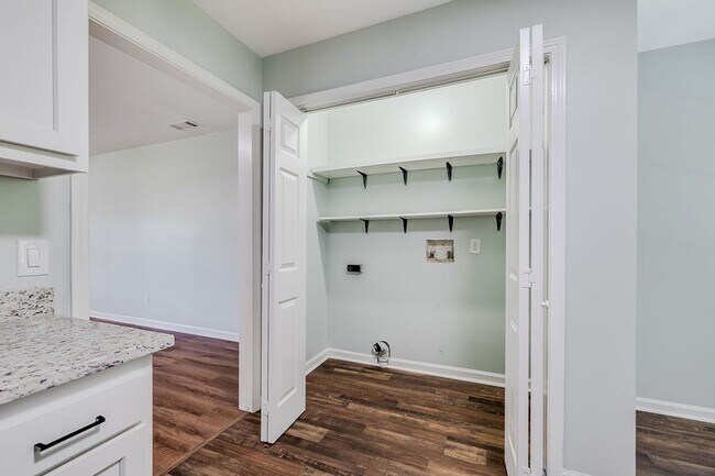Building Photo - Completely Renovated 2BR Duplex with Granite Counters & Stainless Appliances