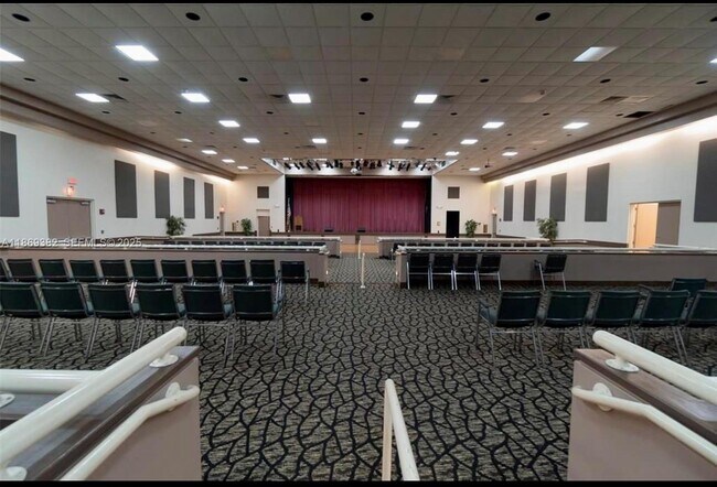 Building Photo - 671 S Hollybrook Dr