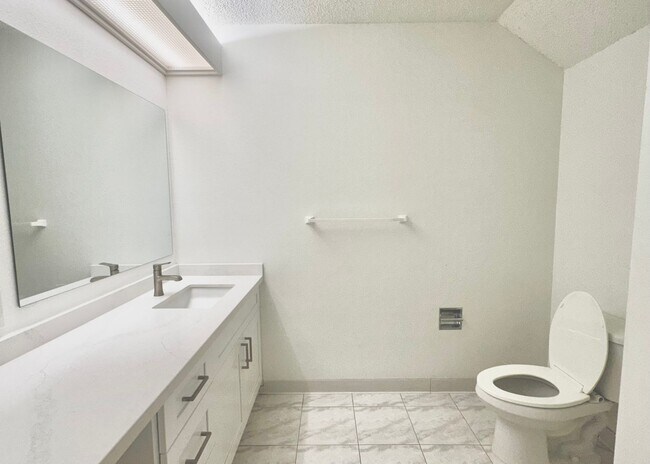 Building Photo - SPACIOUS 3 BEDROOM 2.5 BATH HOME IN KAIMUKI W/2 CAR GARAGE