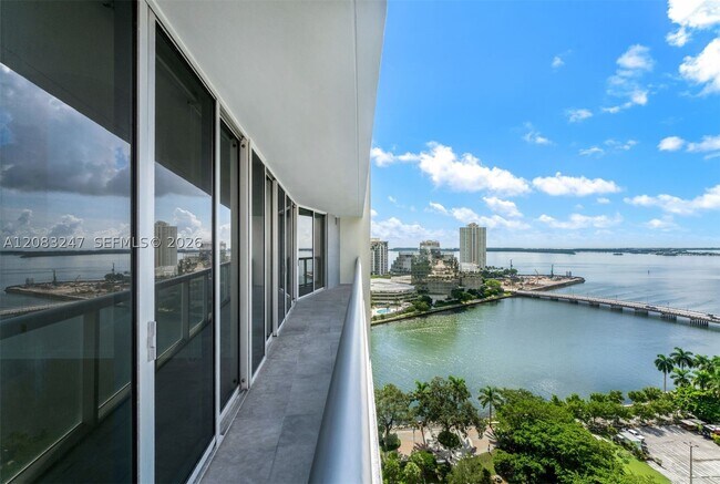 Building Photo - 495 Brickell Ave