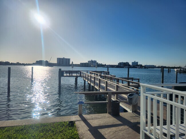 Building Photo - 483 E Shore Dr