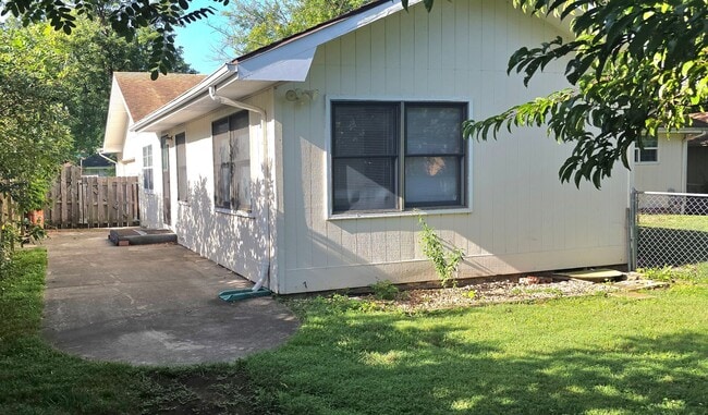 Building Photo - 3 Bedrooms! 2 Living areas! close to Mall! $1695