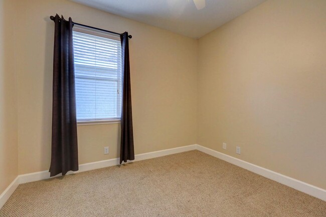 Building Photo - 2951 SW Pond Way