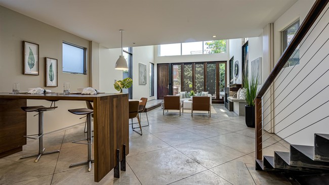 Building Photo - 414 Venice Way