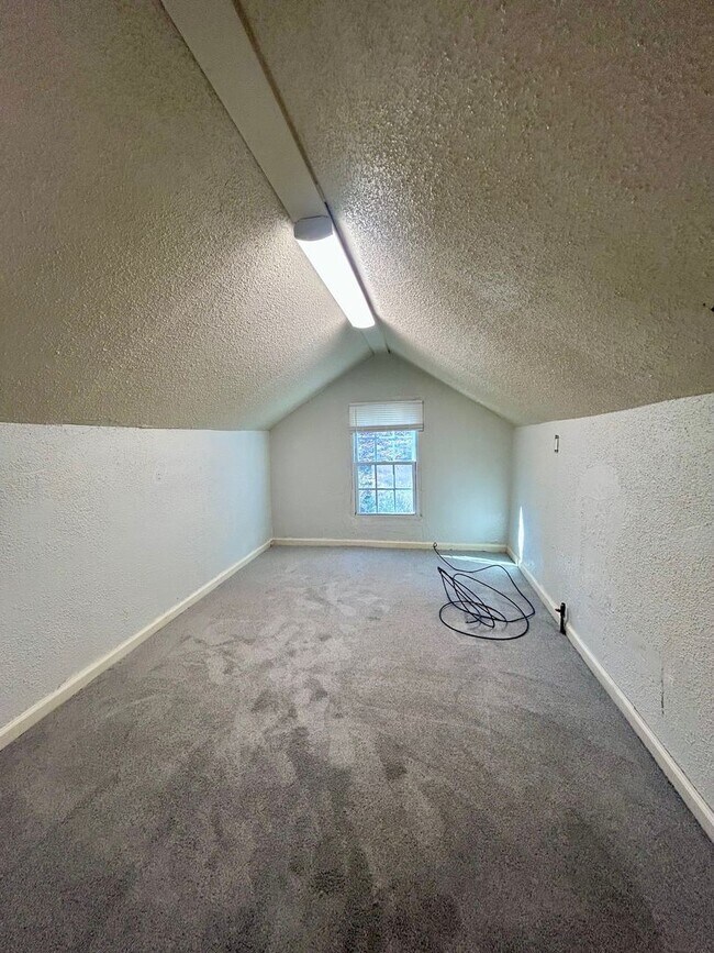 Building Photo - 3 Bedroom Home w/Bonus Room l Riverview Park