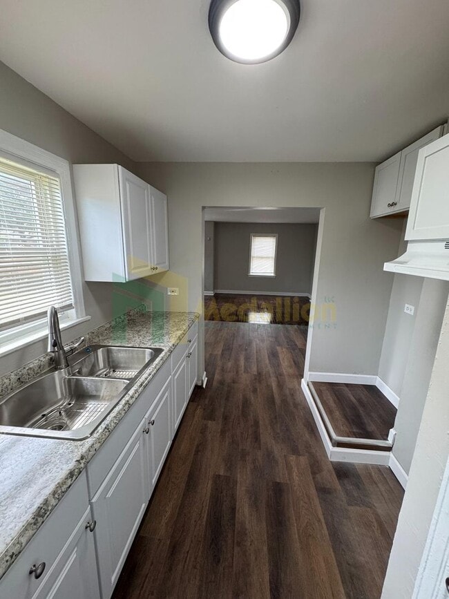 Building Photo - Beautifully Updated 4BR/1BA Home with Fini...