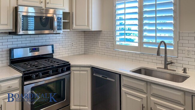 Building Photo - Modern Living Meets Mountain Lifestyle in Sandy