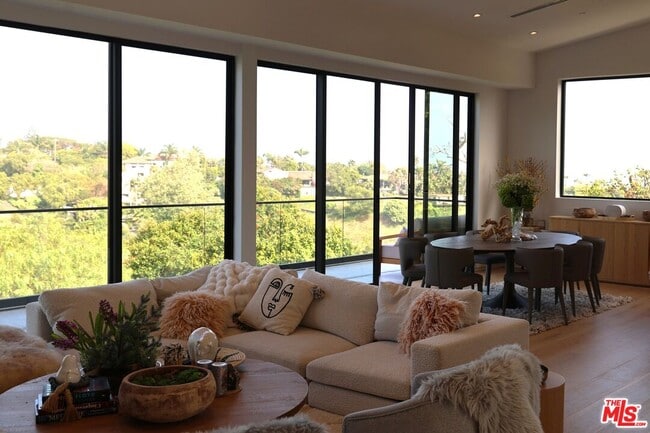 Building Photo - 6656 Dume Dr