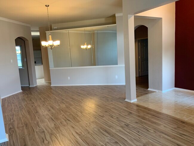 Building Photo - 2031 Trail Gln