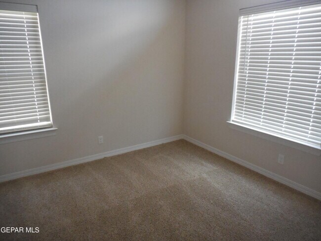 Building Photo - 561 Oakmont