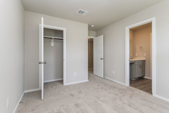 Building Photo - 540 Dalloway St