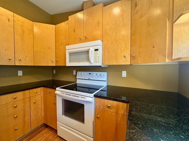 Building Photo - $500 Move In Discount! | 3 Bedroom 2 Bath ...