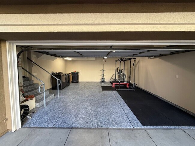 Building Photo - Condo in highly sought-after Vantage Commu...