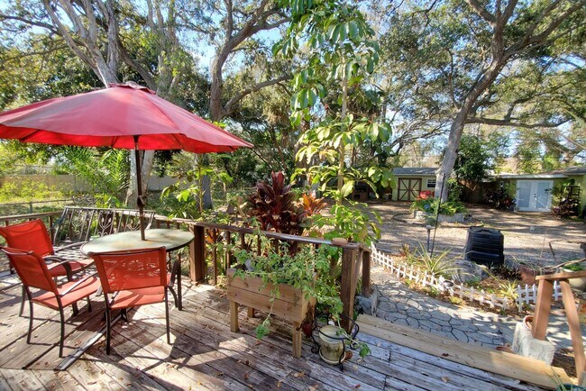 Building Photo - Charming Three bedroom one bath with huge backyard