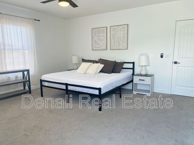 Building Photo - 1759 N Spring Cir