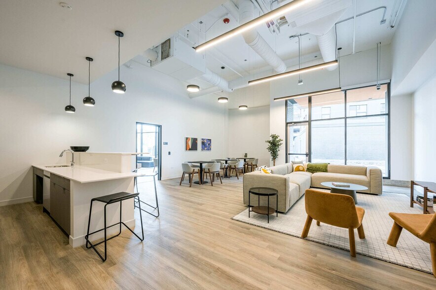 Primary Photo - 851 W Blackhawk St