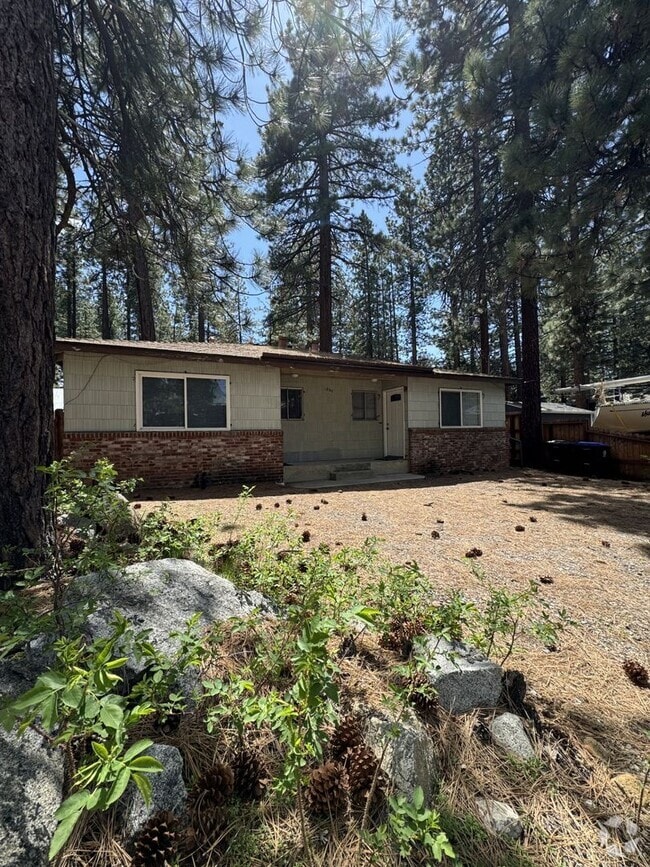 Building Photo - 2 Bedroom near Stateline