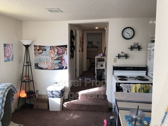 Building Photo - 3 bedroom 1 bathroom on Water street and n...