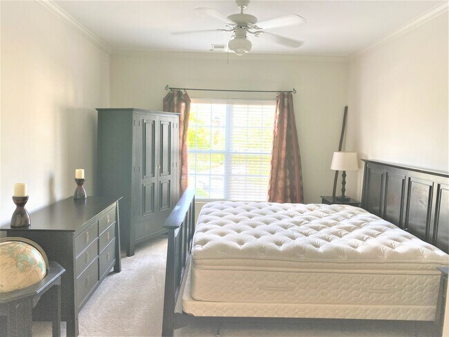 Building Photo - Furnished! Cozy one bedroom with large bedroom, walk in closet. Community ,pool and gym
