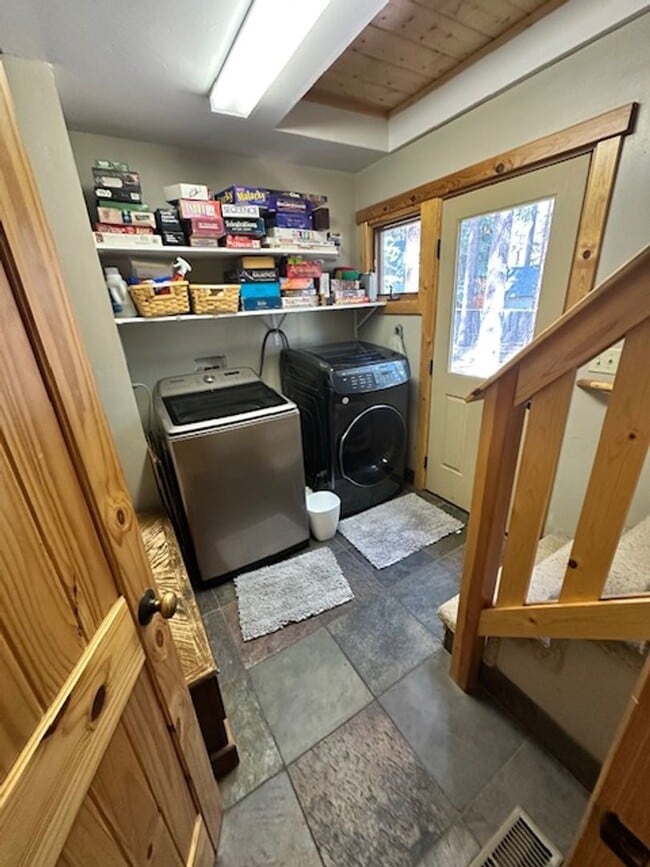 Building Photo - Cute 3Bd home available for a 3-6 month se...