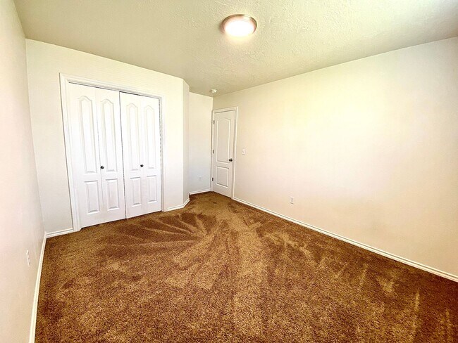 Building Photo - 3 bedroom 2 bath Walking Distance to Sage Valley Middle School