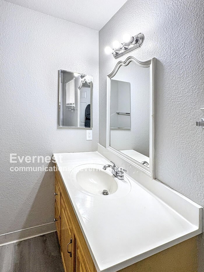 Building Photo - 1021 Evans Ct