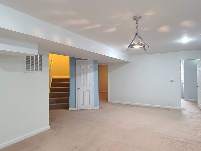 Building Photo - Gorgeous 6 BR Home, Convenient to Quantico & Commuting