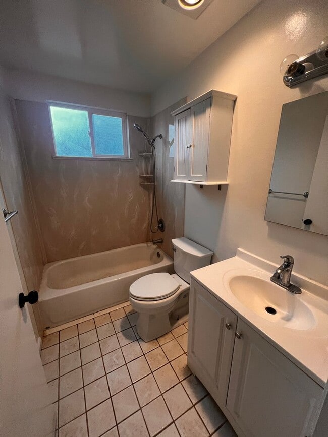 Building Photo - MARCH MOVE IN SPECIAL - $400 OFF First month's rent. Adorable single-story home that has been upd...