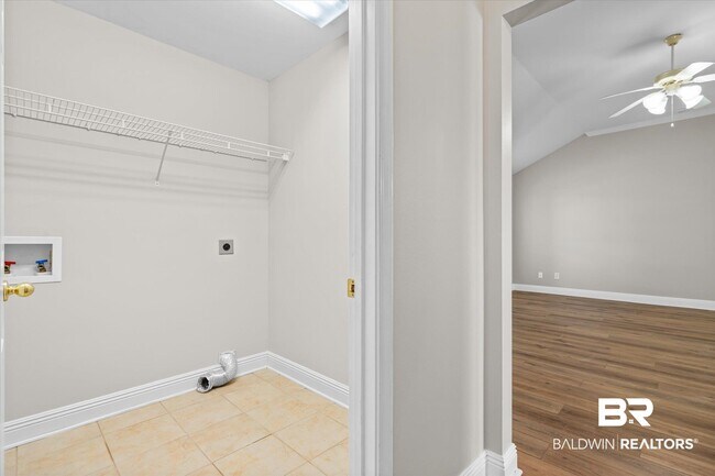 Building Photo - 10610 S Side Loop