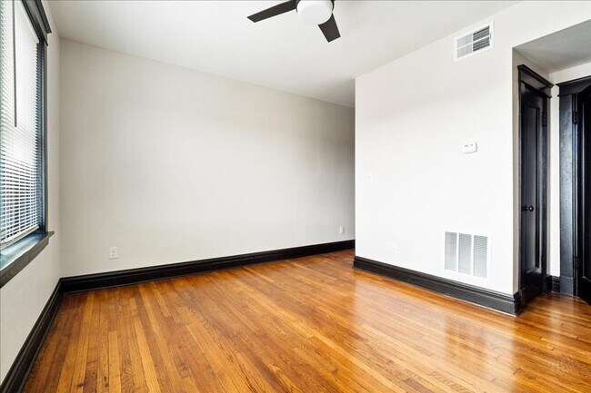 Building Photo - Polly Want an Apartment