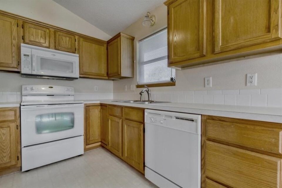 Kitchen - 3633 N Rushwood Ct