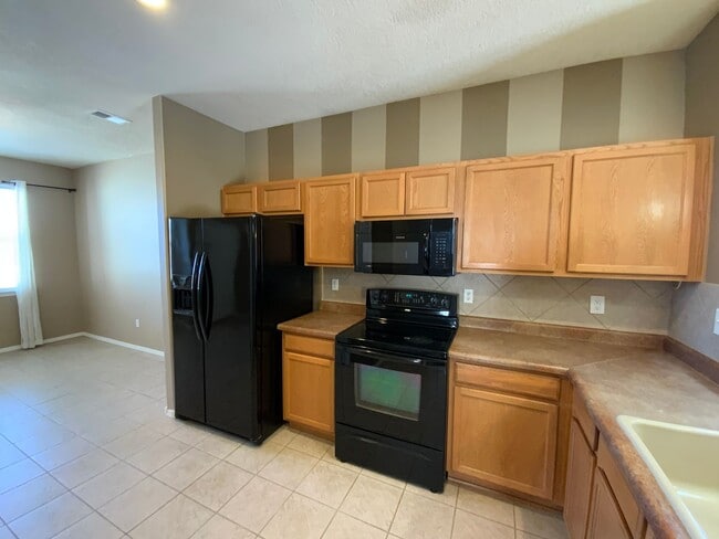 Building Photo - 3 Bedroom Single Story Home Available Near...