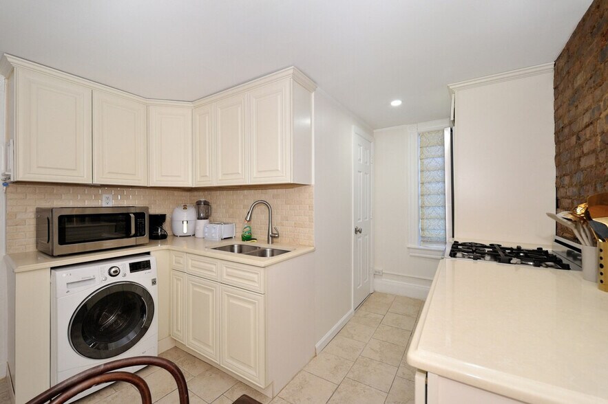 Building Photo - 199 Centre St