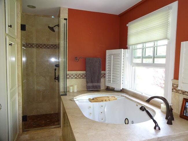 Building Photo - Beautiful Home with Fenced Yard in Rosemont!