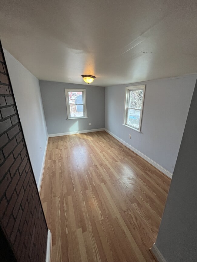 Building Photo - 27 Caroline St