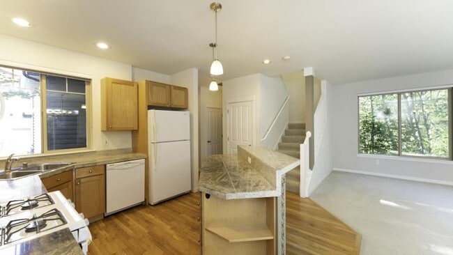 Building Photo - 3 bedroom in Kirkland WA 98033