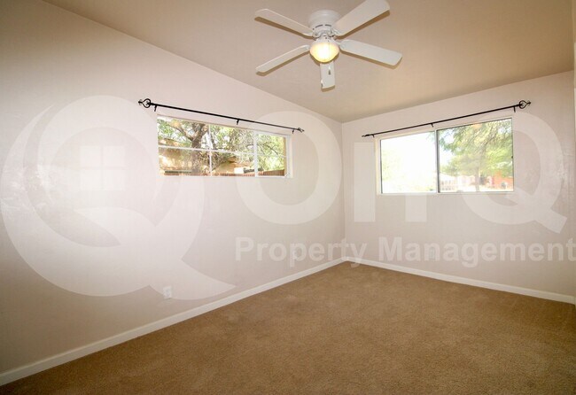 Building Photo - 4043 E Deseret Dr