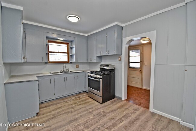 Building Photo - 198 Grove St