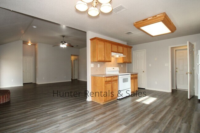 Building Photo - Conveniently Located!!!